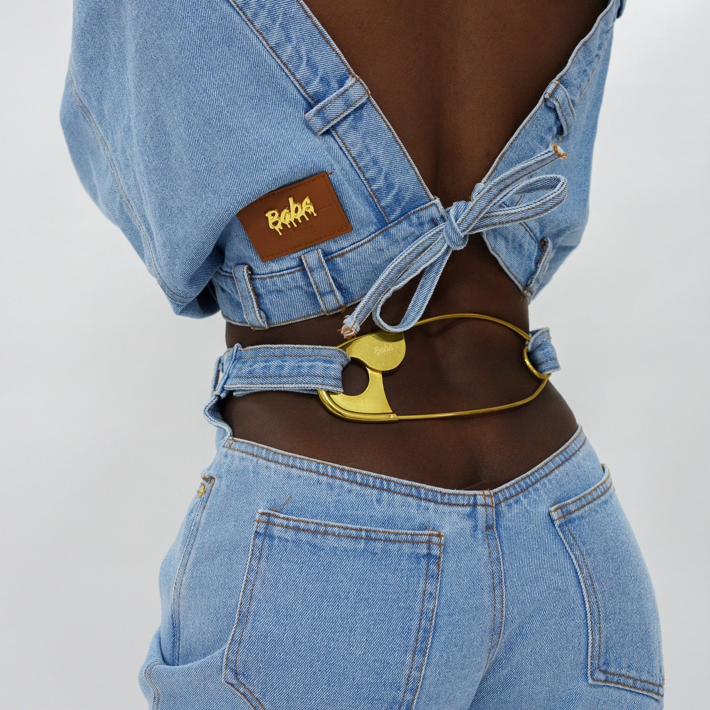 Back safety pin denim pants