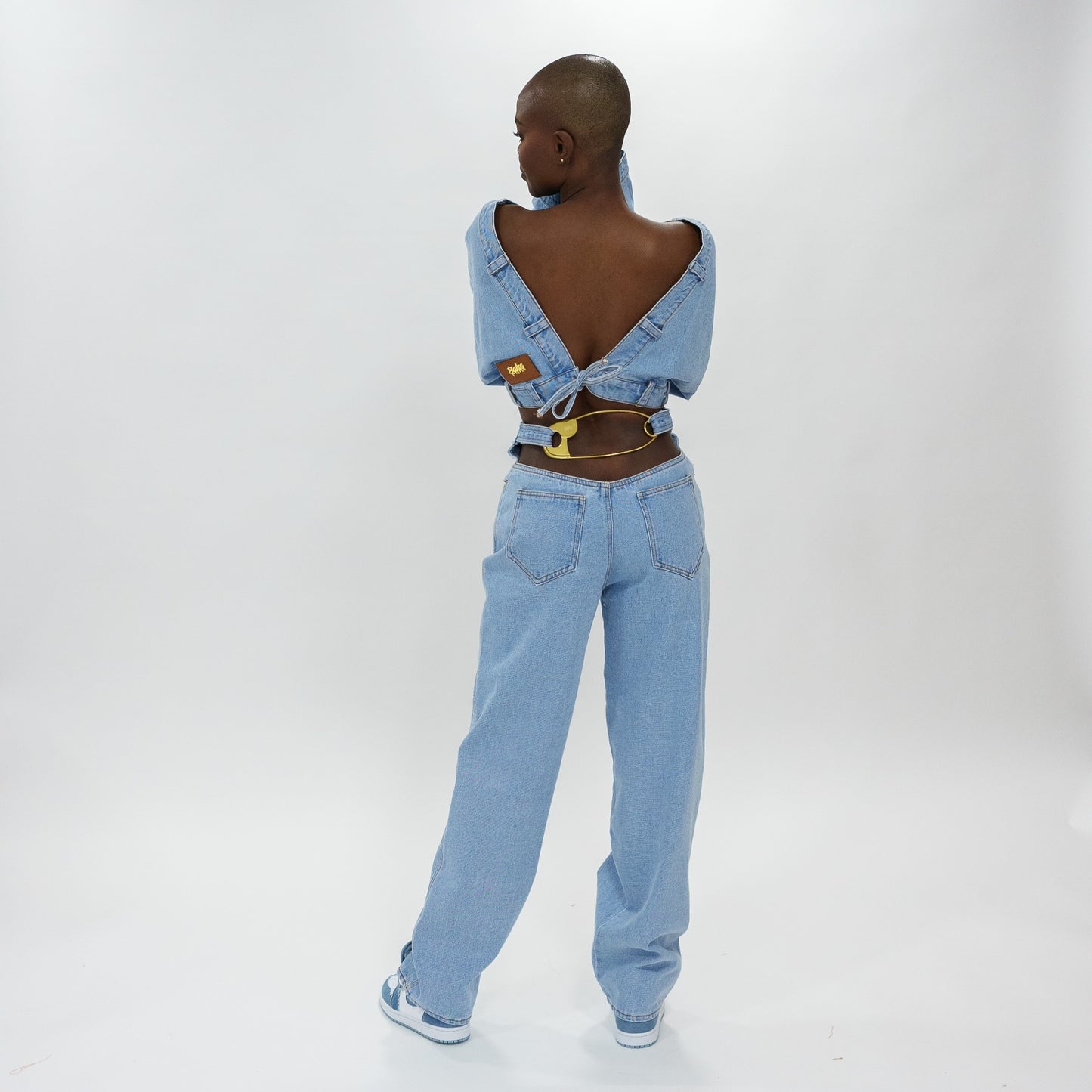 Back safety pin denim pants