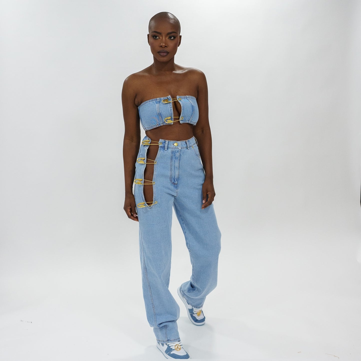 Safety pins denim pants