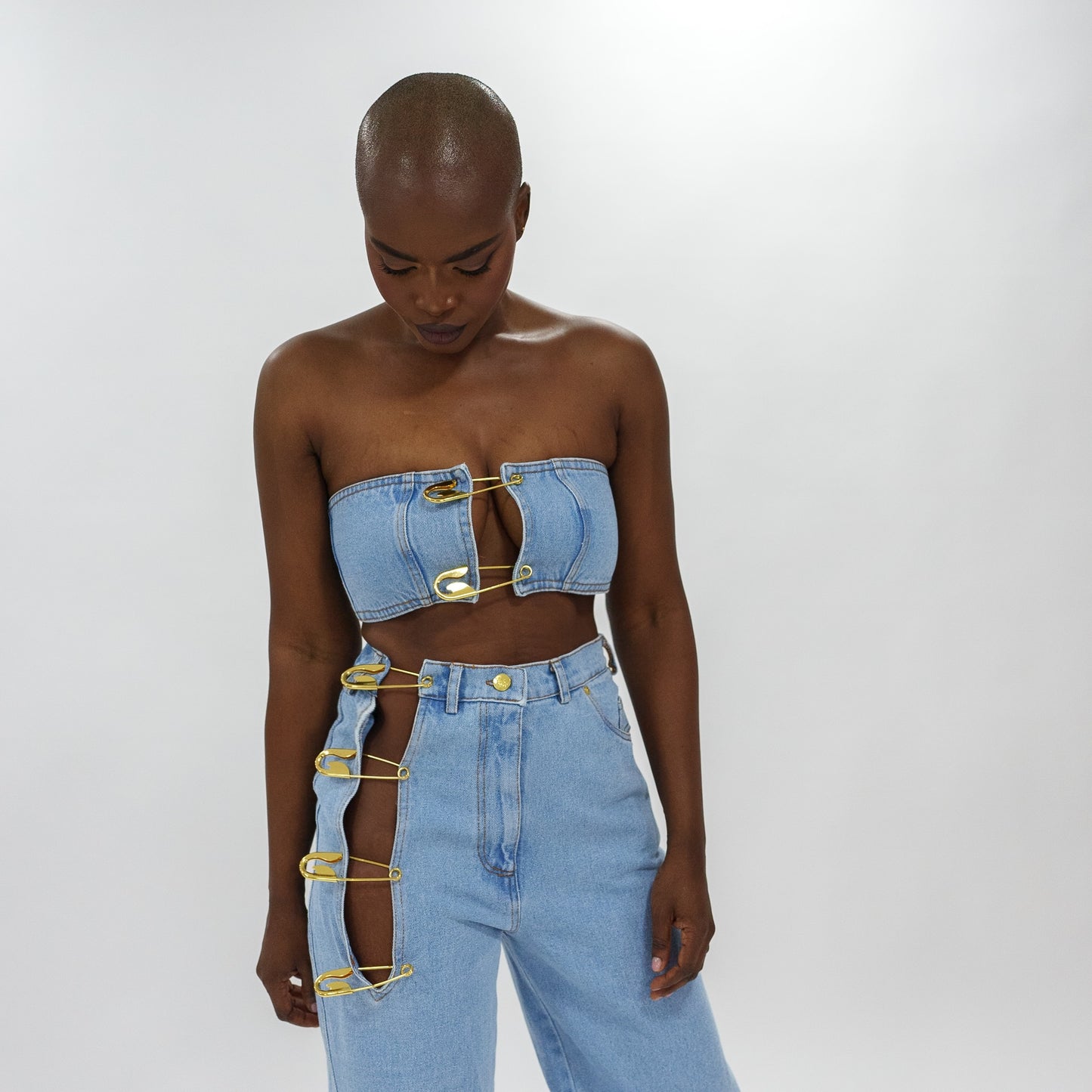 Safety pins denim pants